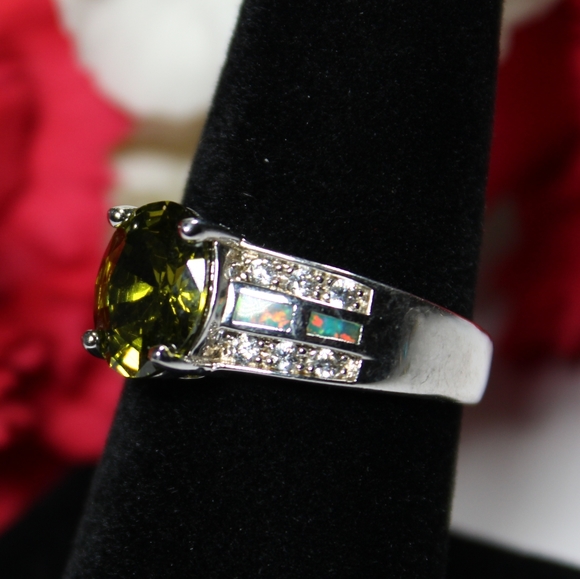 Very Beautiful Green CZ Stone with Imitation Opal and CZ diamonds - Picture 9 of 12
